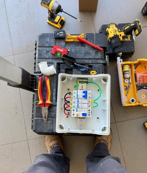 Engenheiro Eletricista trabalhando na medição de um painel elétrico de alta qualidade