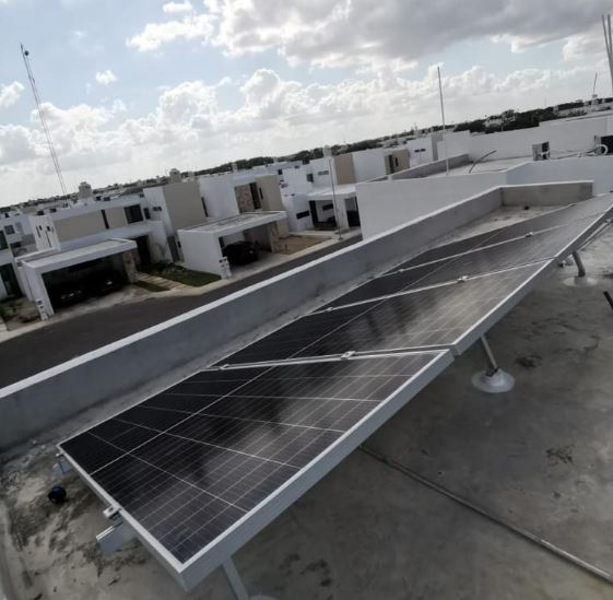 Módulos solares fotovoltaicos instalados em telhado residencial